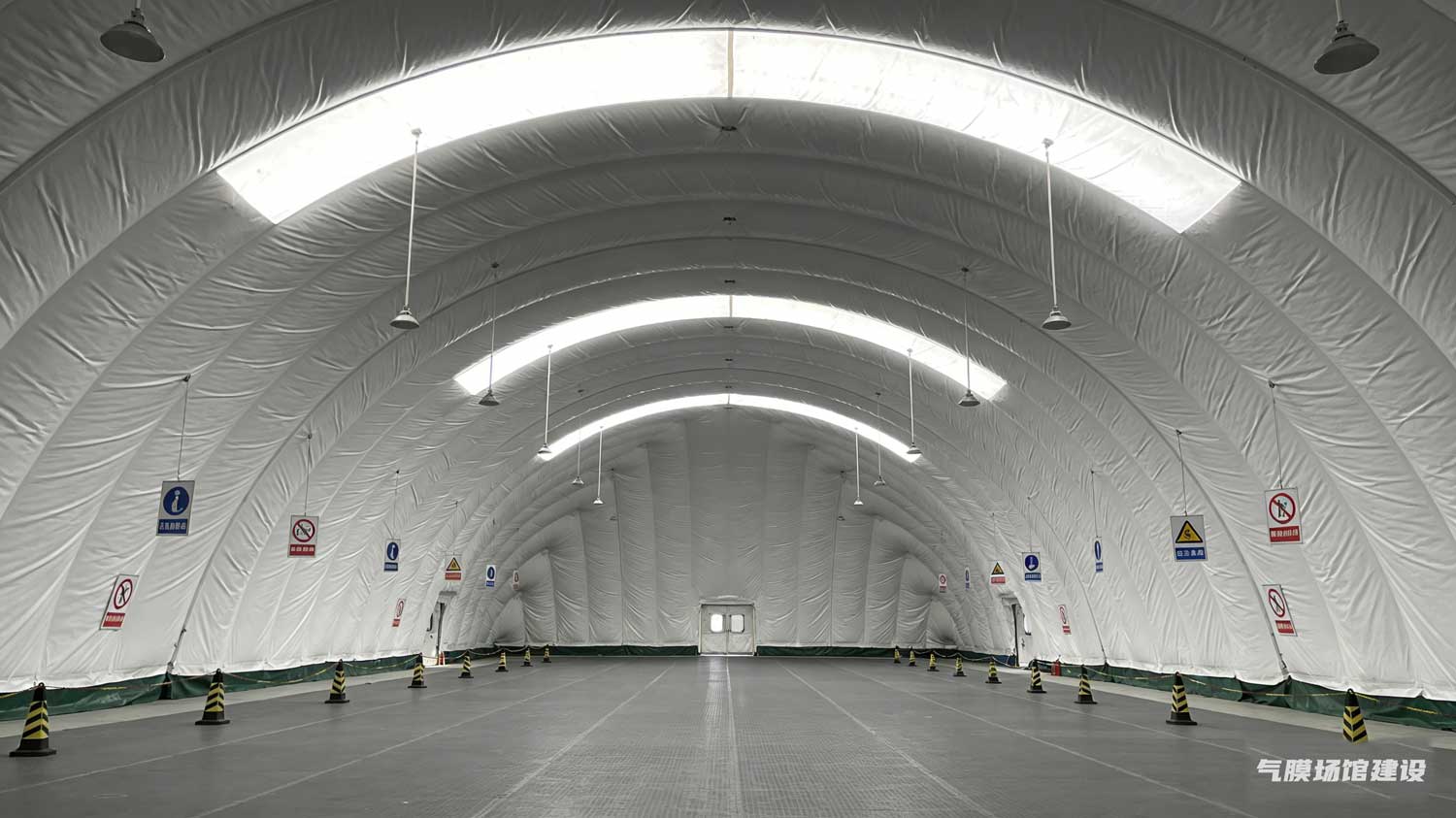 气膜体育馆充的什么气体 气体选择标准 气膜体育馆内部压力 充气膜构造 传统气膜体育馆